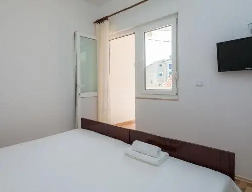 Apartments and Rooms Denis