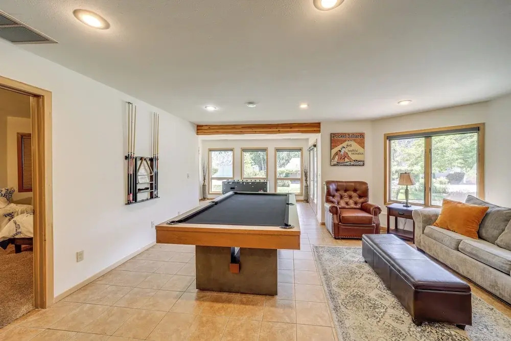 Modern Retreat w/ Hot Tub - Steps to Lake Chelan!