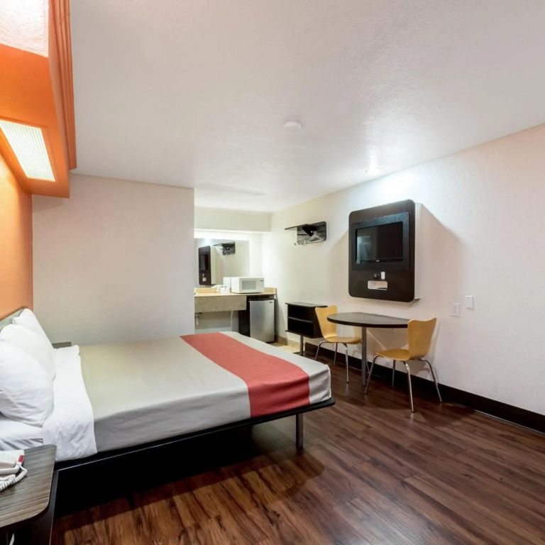 Motel 6 San Antonio, TX - Frost Bank Center