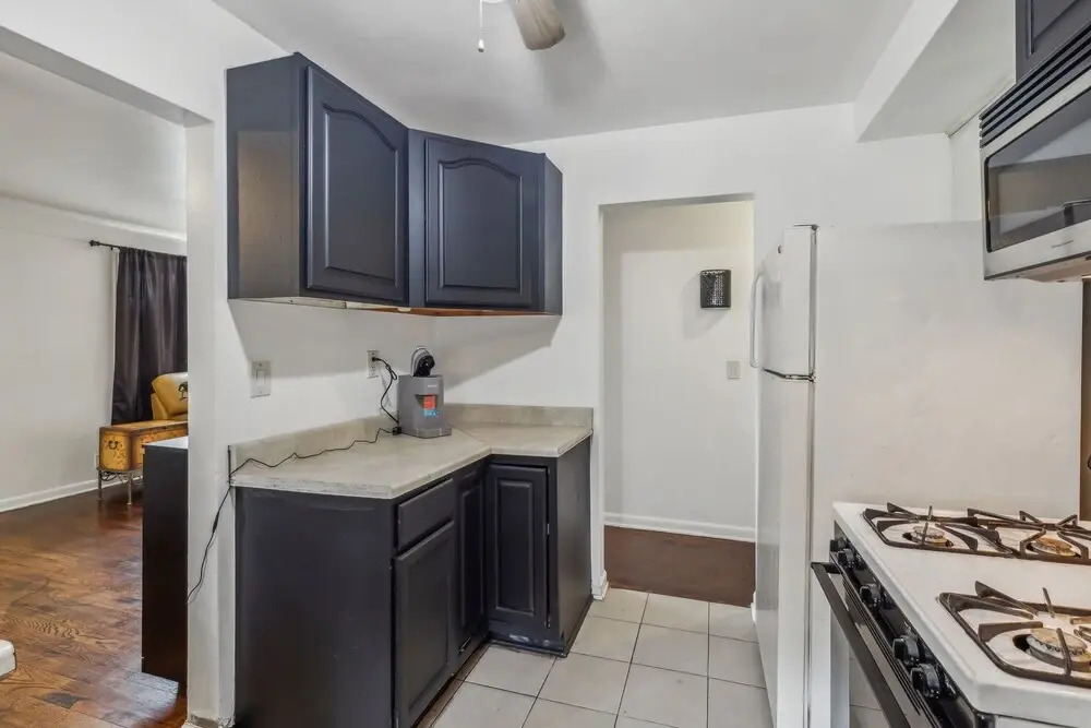 Queen G2 Mansion 3 Bedroom Home by RedAwning