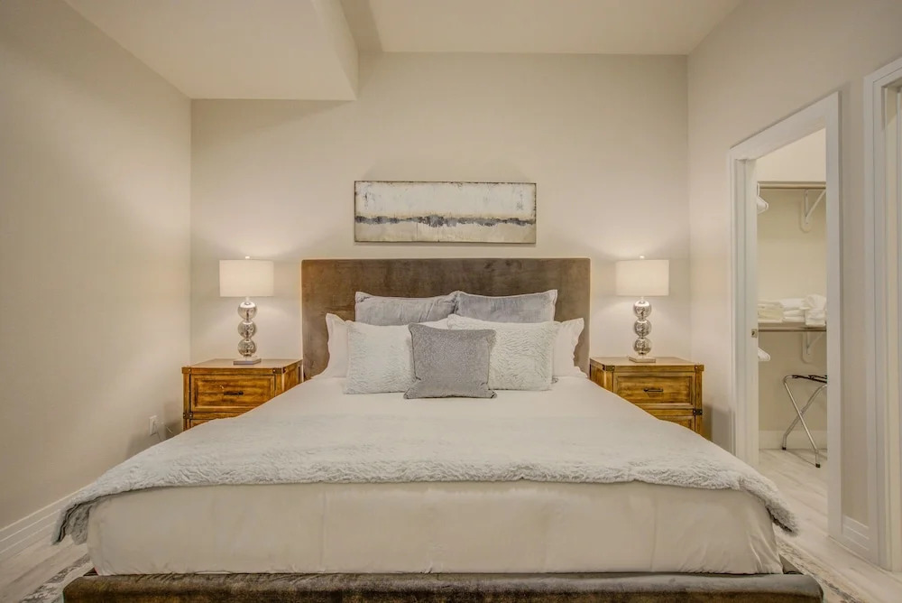 4BR Mnt Viewsmodern Urbanityrooftop Patio