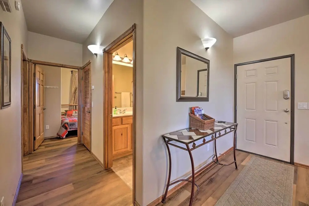 Near Lake & Trails: Show Low Condo w/ Grill!