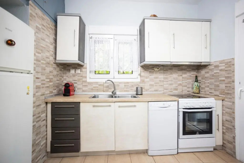 Villa Aurora – Beachfront, 2mins to Mamalouka and Blue Carpet