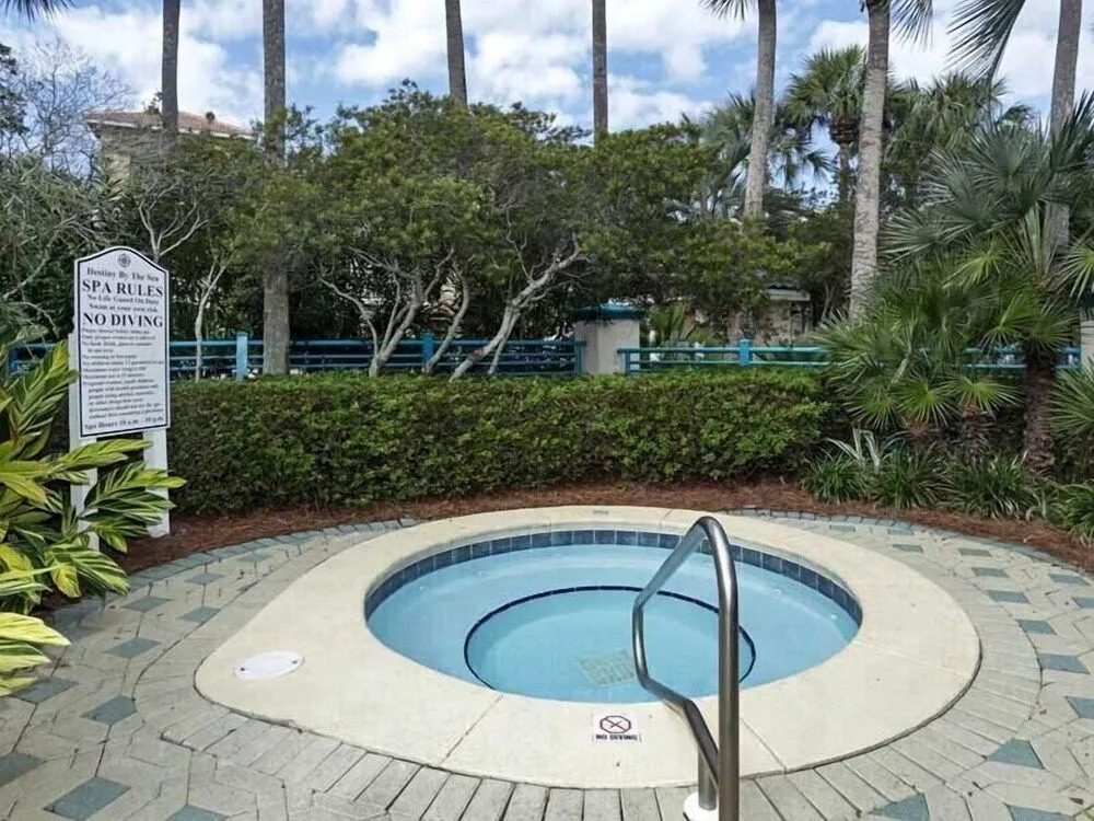 Destin's Gem by Avantstay Steps to the Beach w/ BBQ & Pool