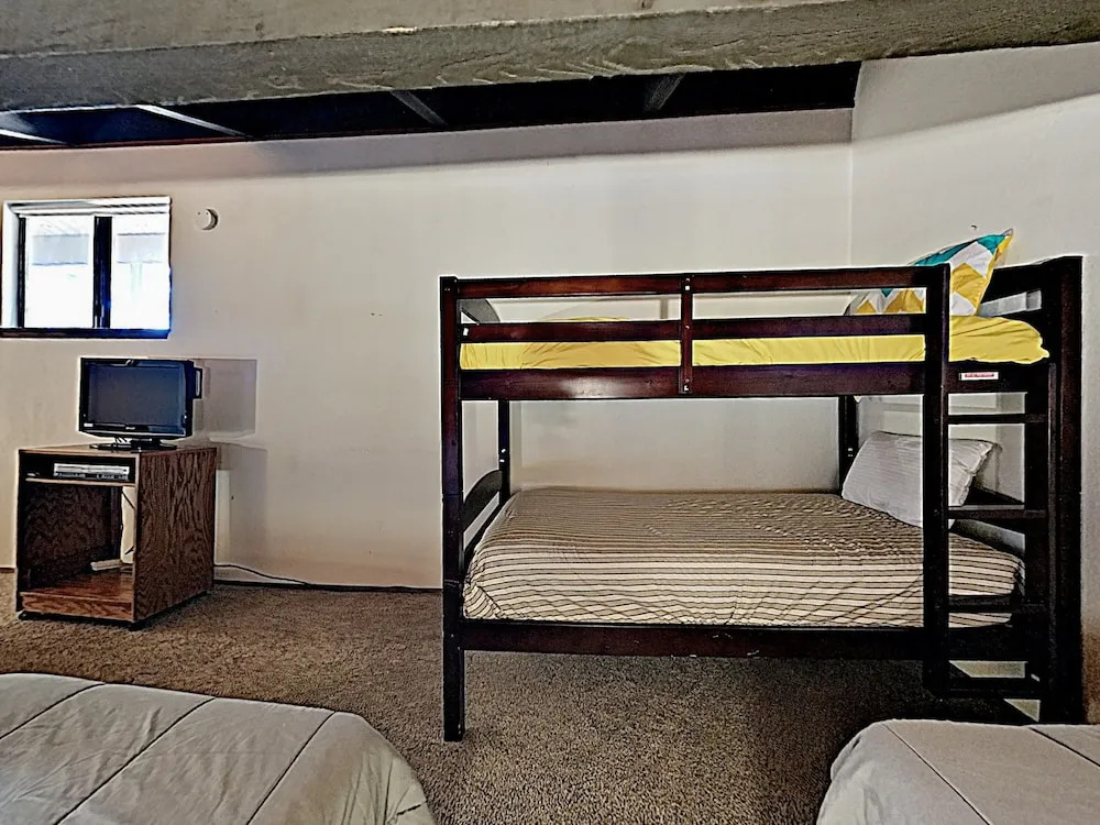 Amenity-rich W/ Hot Tub - Near Ski Area 2 Bedroom Condo