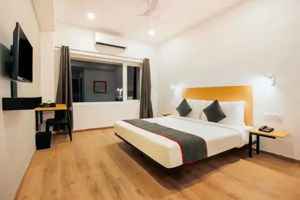 H Square by OYO Rooms