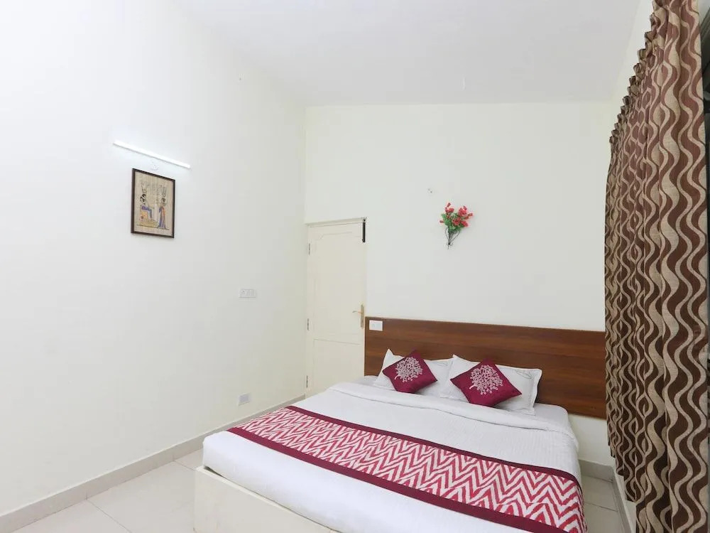 OYO 5896 Rose Flower Nest