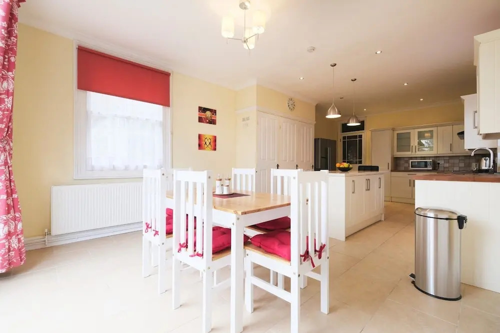 Amazing 3-bedroom Garden Flat for 6 in Ealing