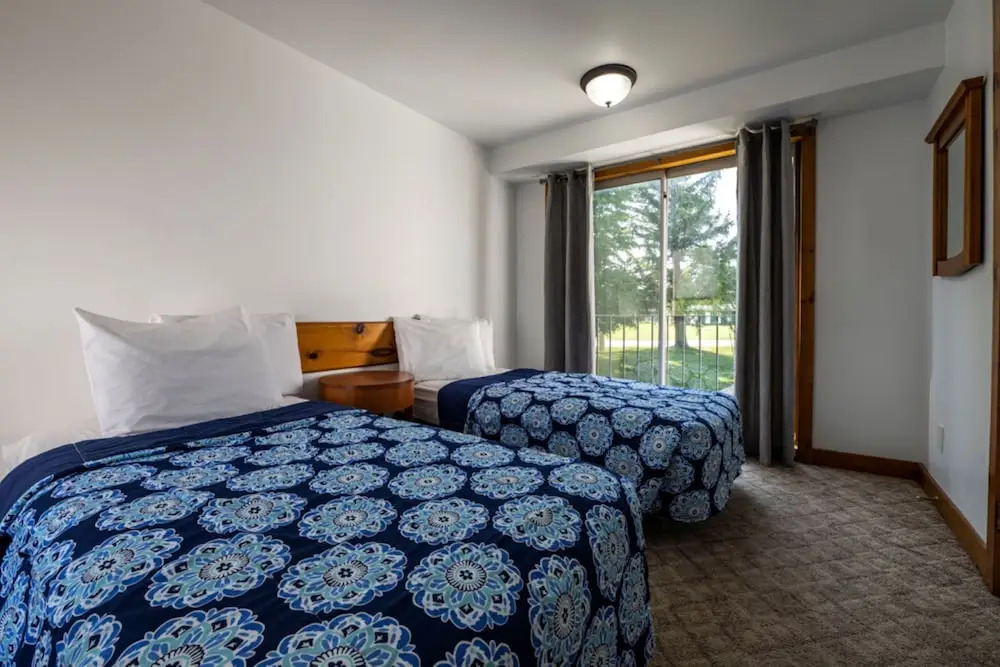 Spacious 8 bdrm Blue Mountain Cottage, Perfect for Large Groups, Private Beach, BBQ, Hot Tub, Sauna