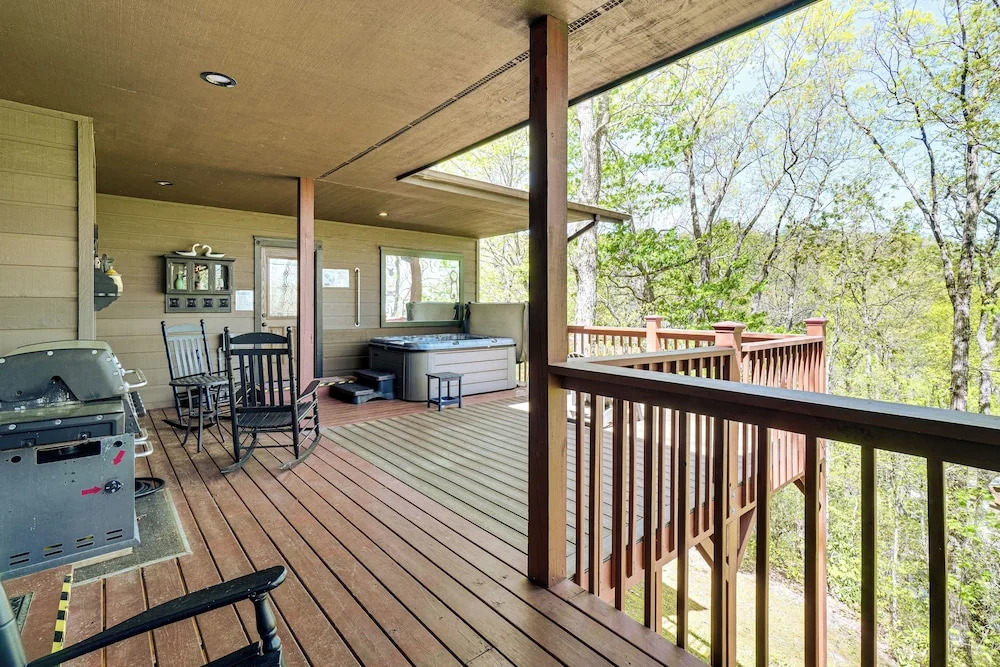 4 Mi to Gatlinburg Strip: Serene Cabin w/ Hot Tub!