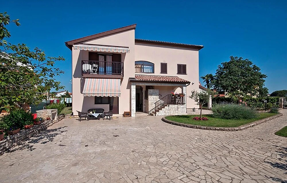 Awesome Apartment in Valbandon With 3 Bedrooms and Wifi