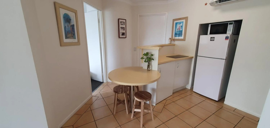 Immaculate 1 bedroom resort holiday unit near Noosa River