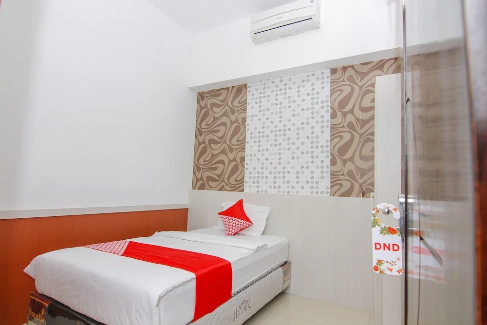 R Four Hotel by OYO Rooms