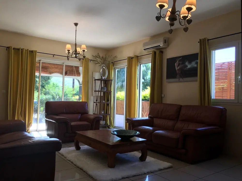 House With 5 Bedrooms in Etang Salé, With Wonderful Mountain View, Enc