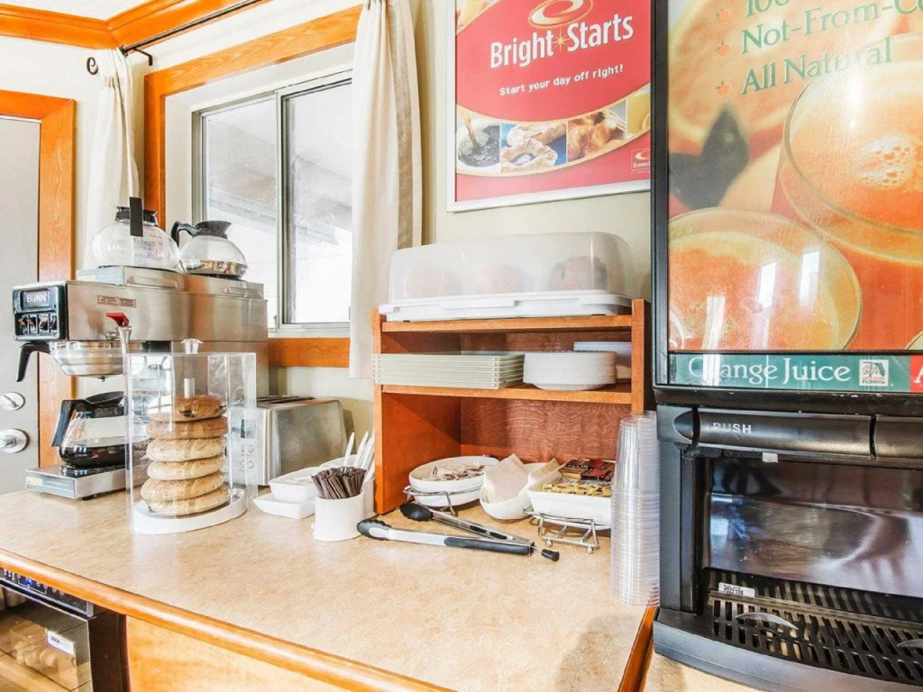 Econo Lodge Inn & Suites