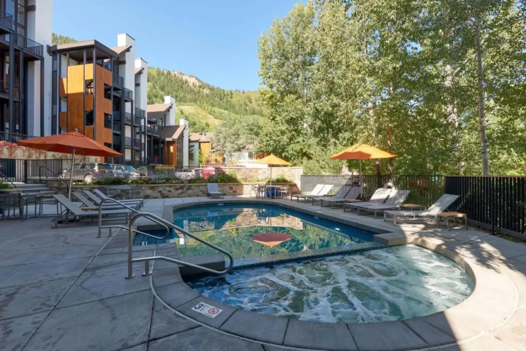 3 Bedroom Mountain Vacation Rental Located 2 Blocks from the Silver Queen Gondola with Heated Pool and Hot Tub
