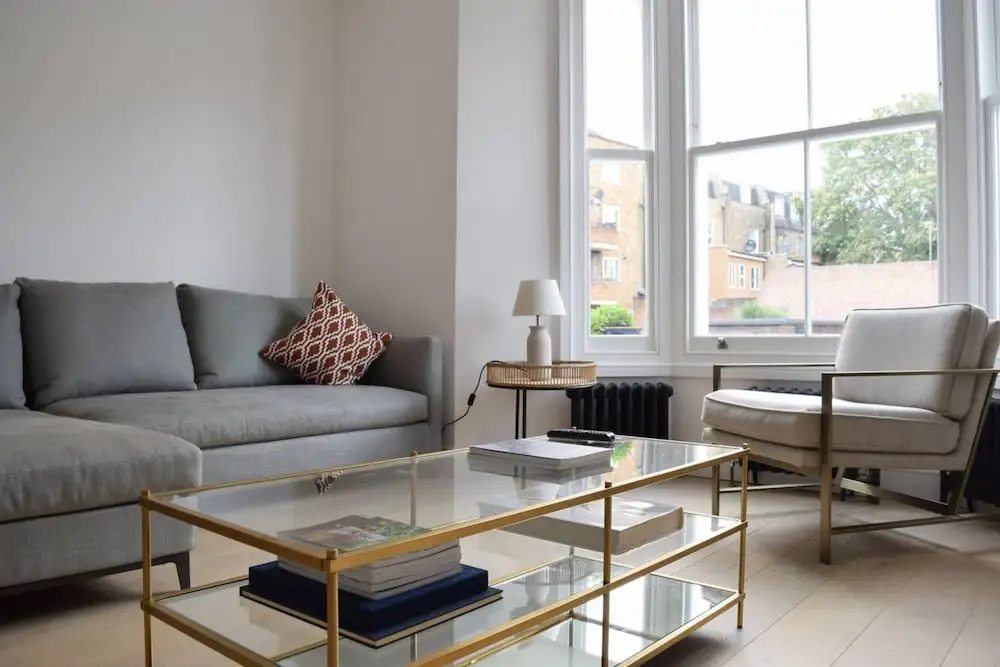 Newly Decorated Contemporary 2 Bedroom Flat