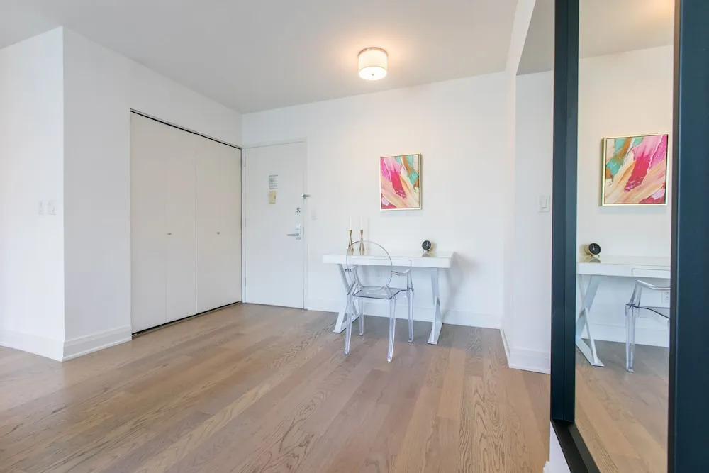 Bright 2 Bedrooms 2 Bathrooms Unit With Balcony