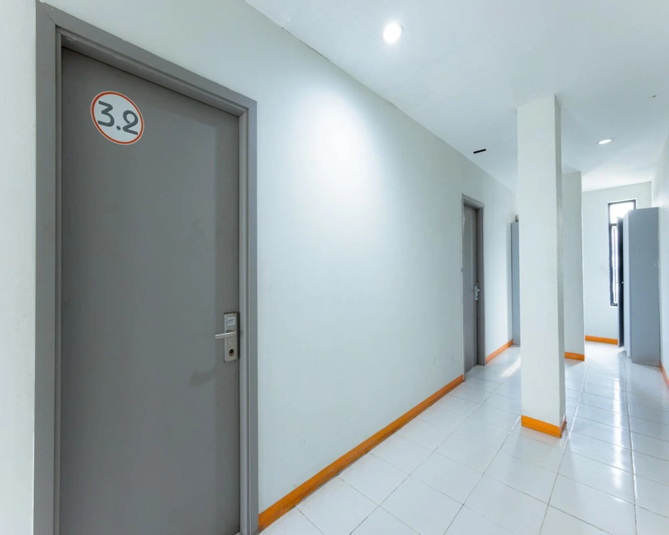 RedDoorz Near Mangga Dua Mall