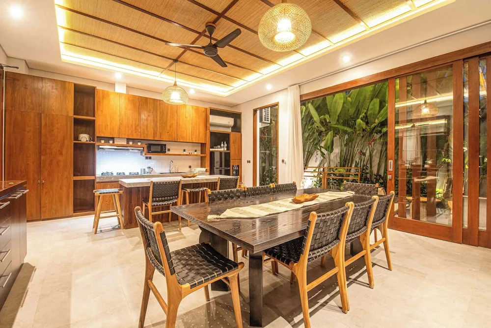 5-br Beach Villa in Canggu Overlooking Rice Fields