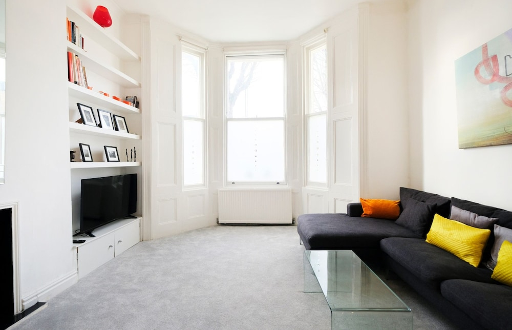 Classy, Modern 2BR Flat for 5 in Maida Hill