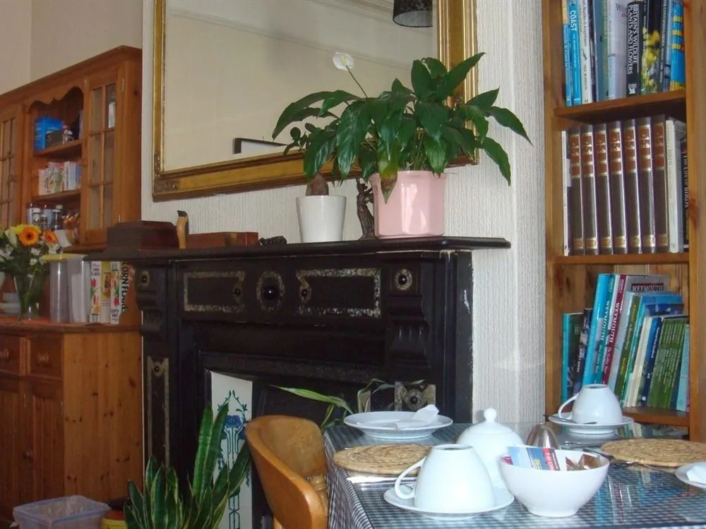 Harlequin Guest House with parking