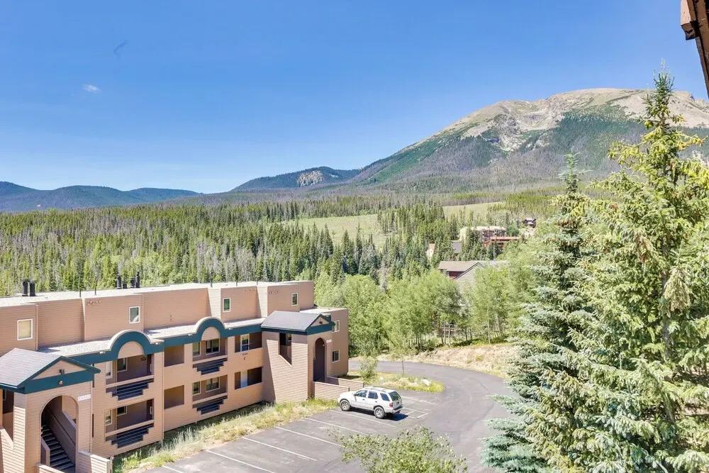 Stunning Mountain Views: Silverthorne Condo!