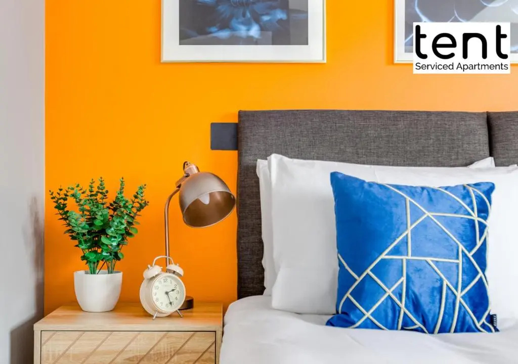 Chic & Central 1 Bedroom APT With Comfy king Bed & Parking by Tent Serviced Apartments Egham