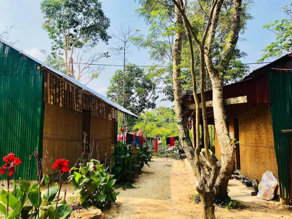Yellow Moon M23 Hostel