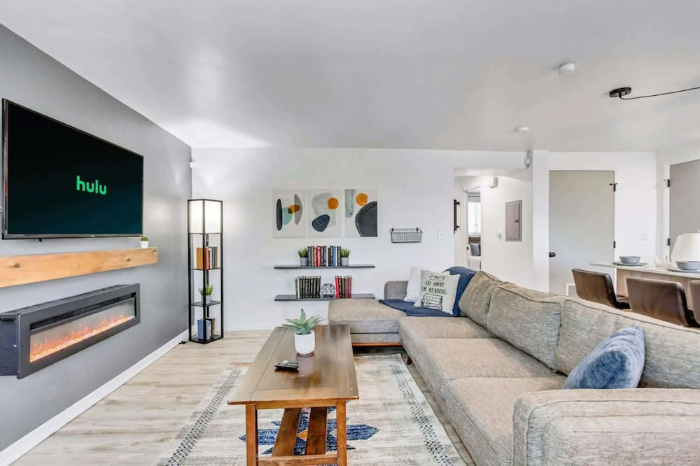 Comfortable 2BR Apt Near Capitol Hill & SLC