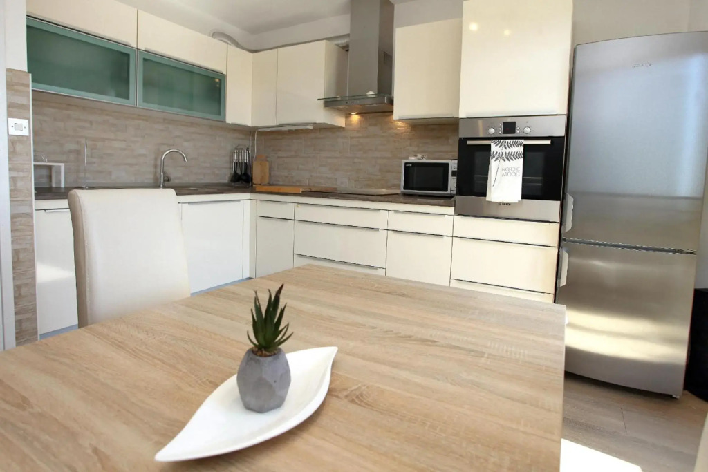 Three-Bedroom Spacious Modern Apartment SS