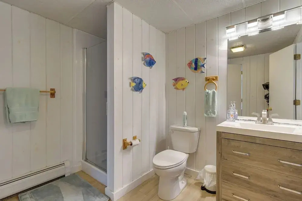 Chic Dover Home w/ Hot Tub: 1 Mi to Golf!