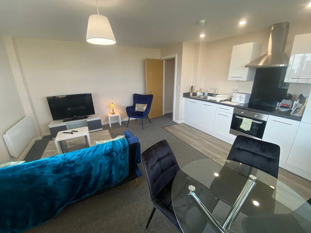 2 Bed Flat Near Old Trafford Stadium With Parking