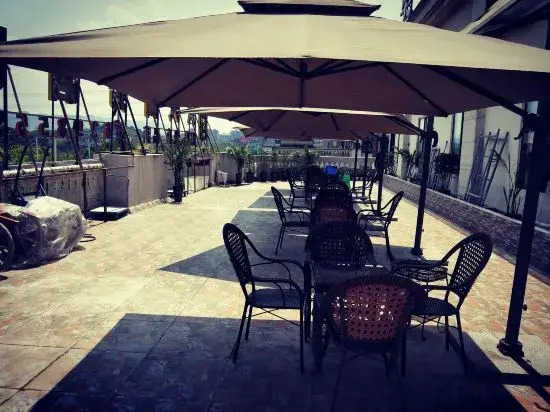 Six Day Business Hotel