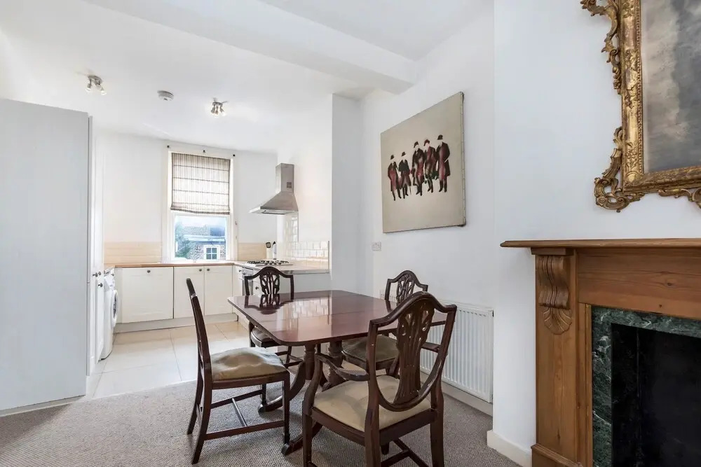 Traditional Chelsea Maisonette With 2 Bedrooms and Wonderful Views of the River