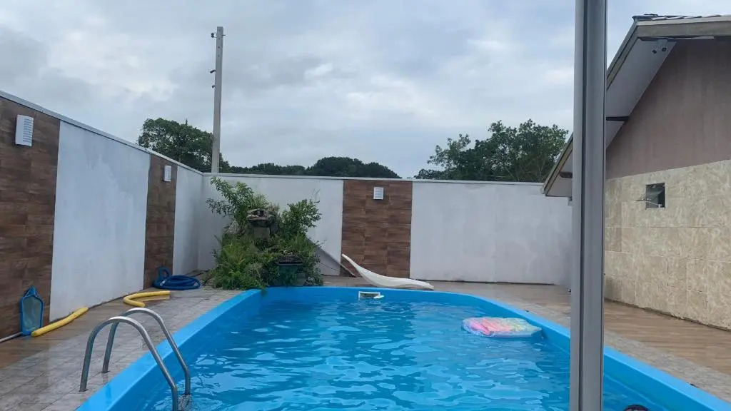 Lá casa de Cristal, Casa com piscina matinhos