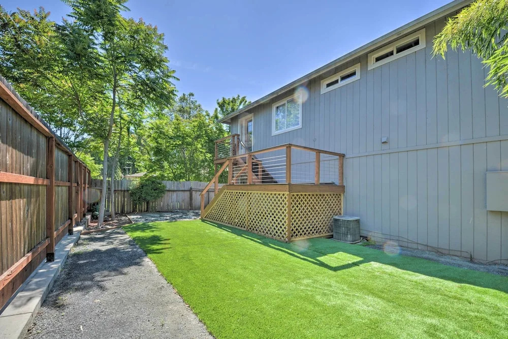 Close to Parks & Brews: Sunny Grants Pass Apt!