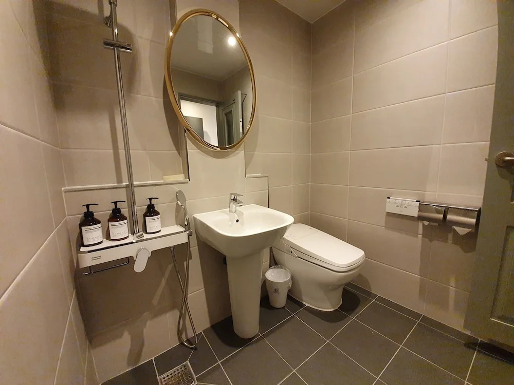 Brown-Dot Hotel
