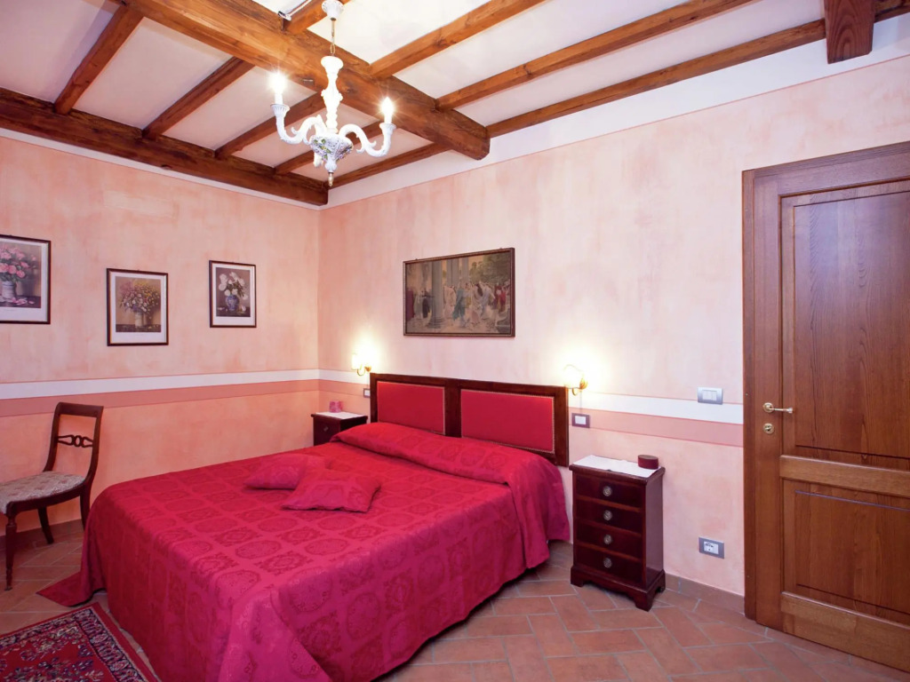 Spacious Cottage in Lucignano with Garden