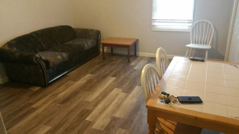 12 Ashworth Ave suites