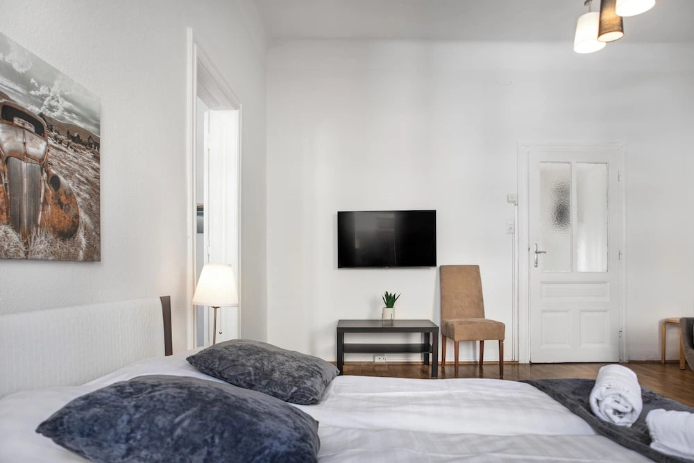 Comfy 2BR Apartment Long Stay Downtown