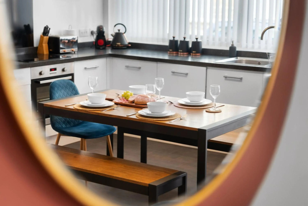 Glevum Lodge - 2BDRM Town Centre Apartment with open plan living area & walk in shower