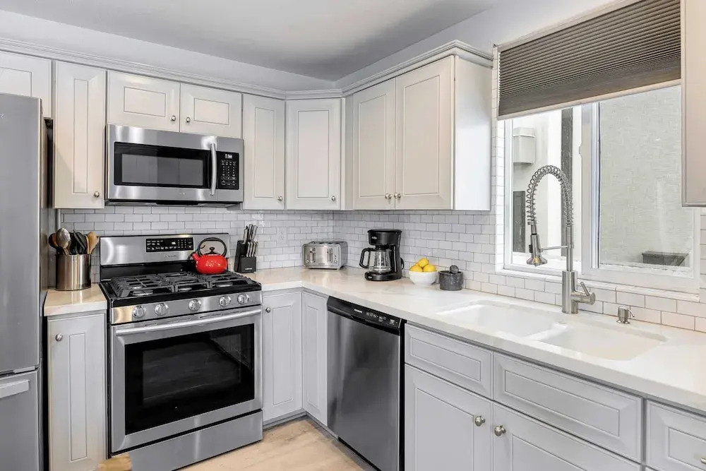 Sandy and Shelly by Avantstay Sleeps 18 Near Beach, Shops & Eateries Ocean Views + Patio