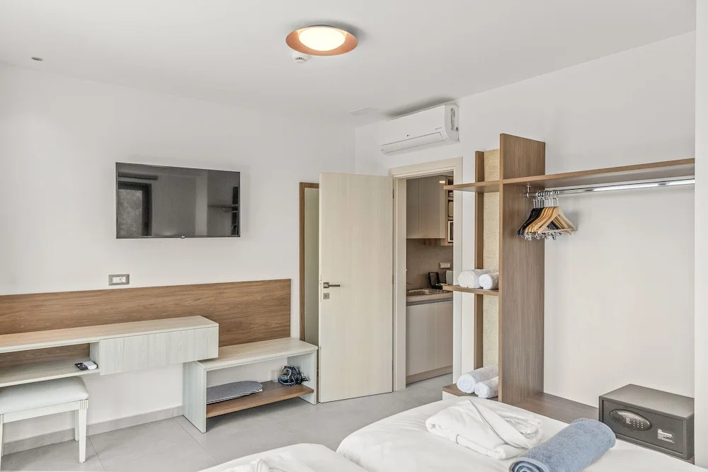 KOUROS STONE SUITES