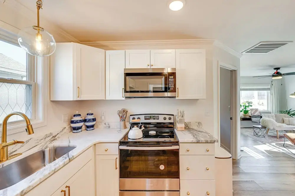 < 3 Mi to Dtwn: Modern Cottage in Greenville!