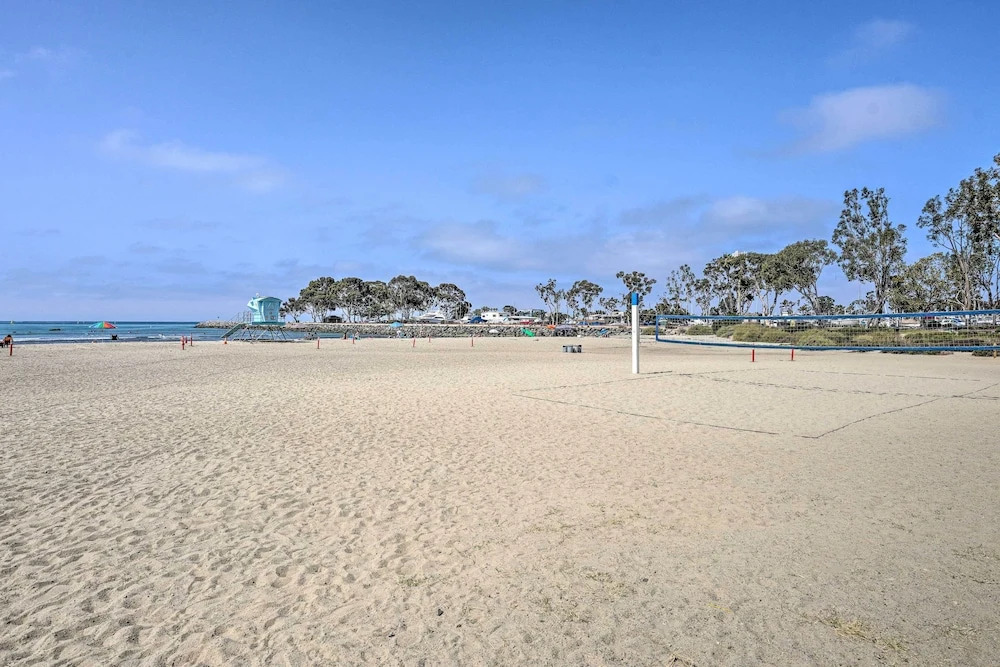 Cozy-chic Condo: Walk to Beach & Park!