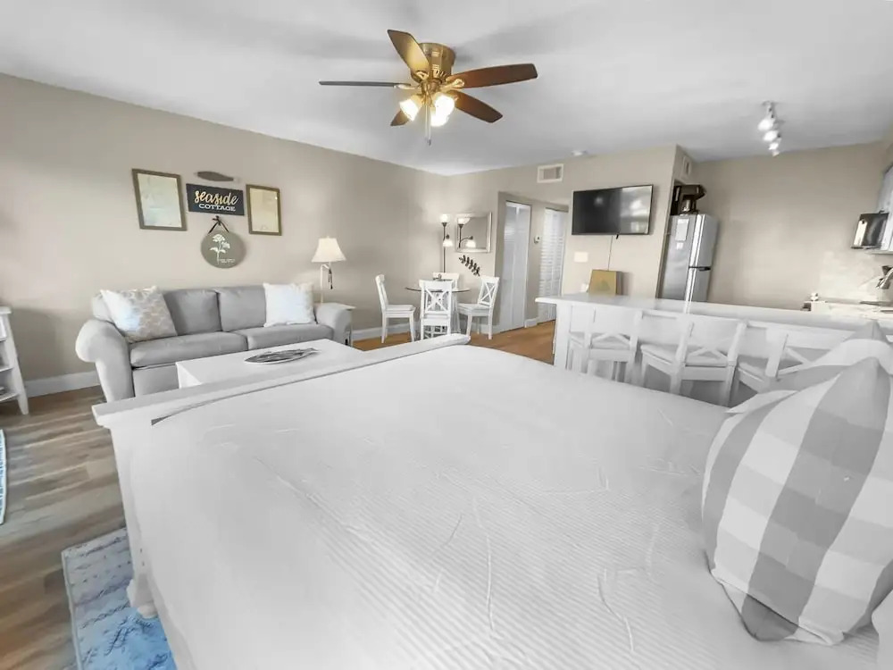Summersalt 1 Bedroom Condo by RedAwning