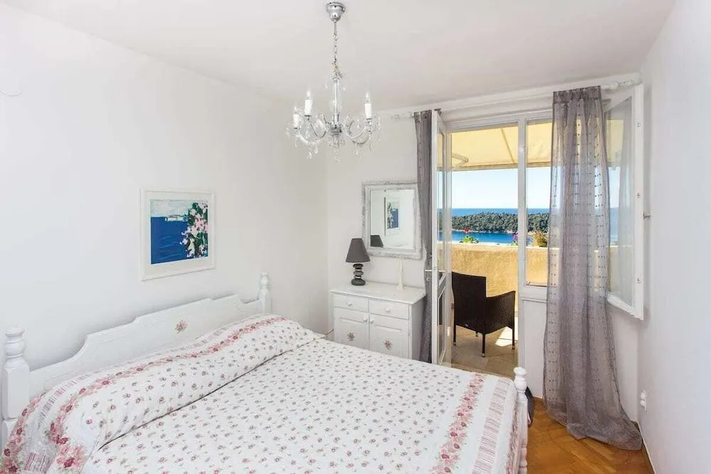 Leo Apartment