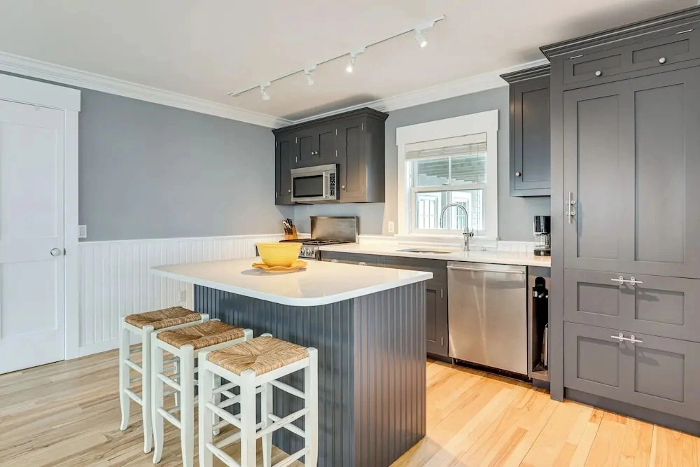 Couples Retreat on Commercial St! Walk to Beach