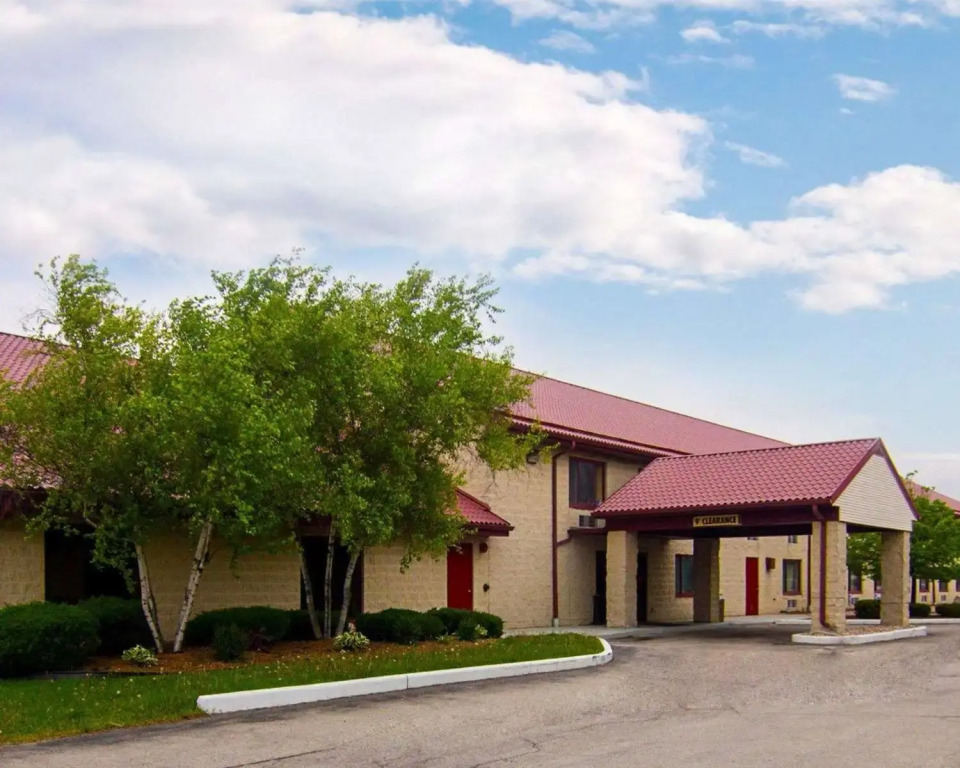 Super 8 by Wyndham Sturtevant Racine